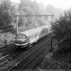 151026 Afbeelding van een electrisch treinstel plan T (mat. 1964) van de N.S. ter hoogte van Oosterbeek.